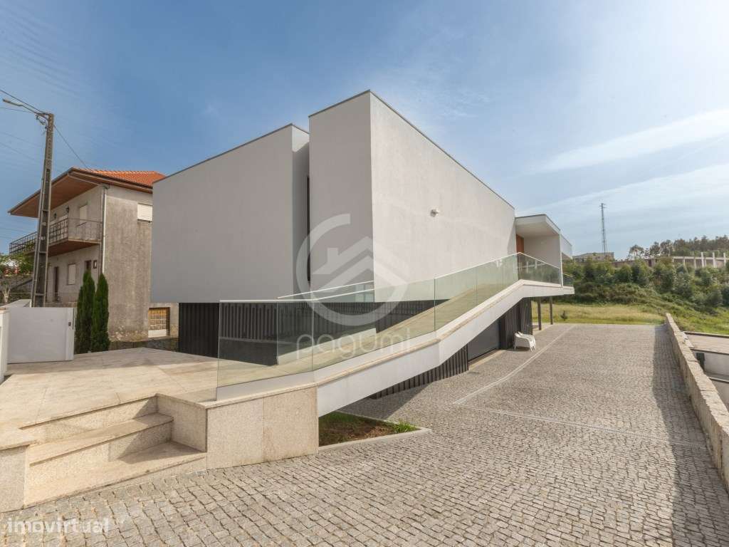 Moradia Contemporânea | 1.470 m² | A 1 Minuto da A4-52