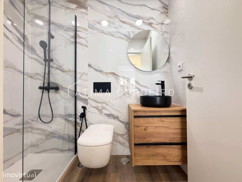 Fantástico T2 com 95m2 Remodelado com arrecadação no centro da Cost...-7