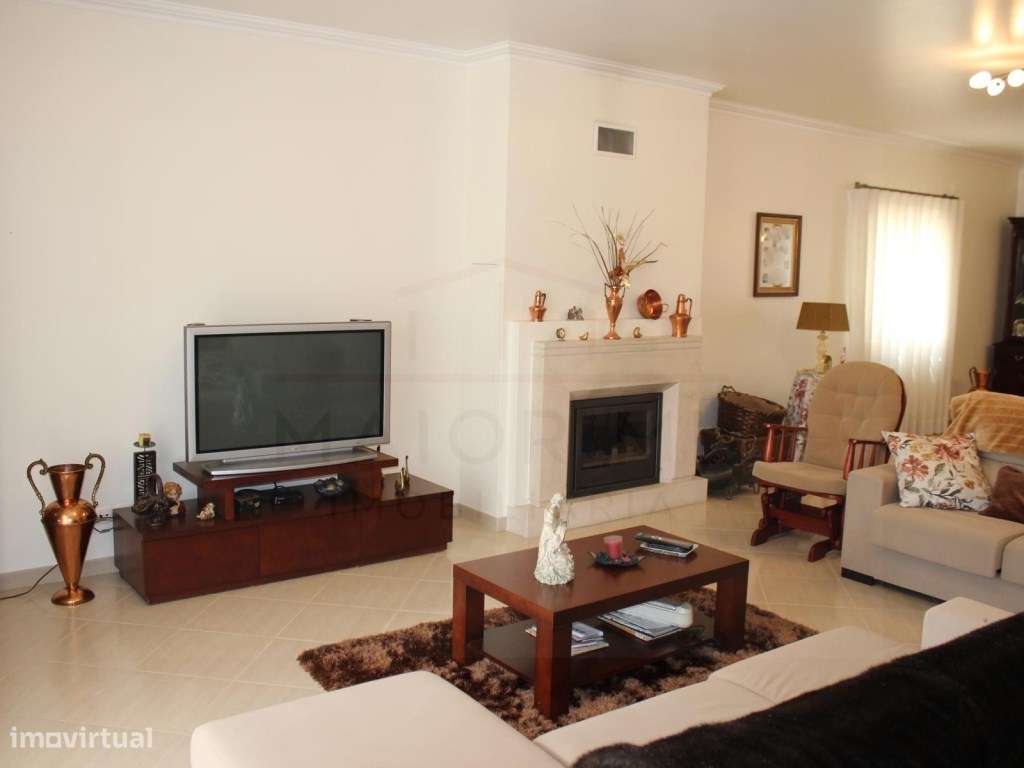 Moradia T5 com grandes áreas em zona muito tranquila de Rio Maior-15