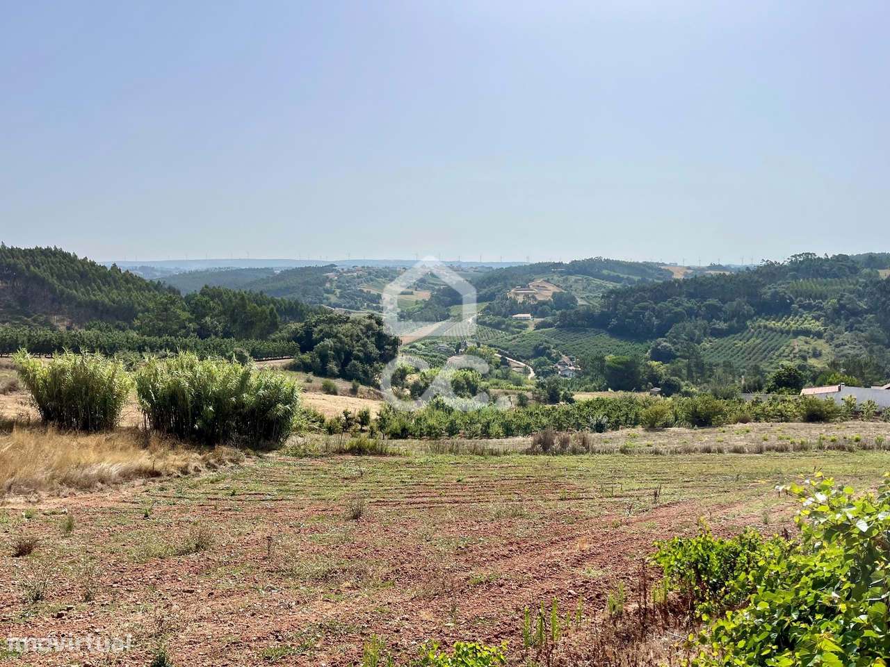Propriedade mista com ruína e terreno fértil,  localizada nas Antas-20