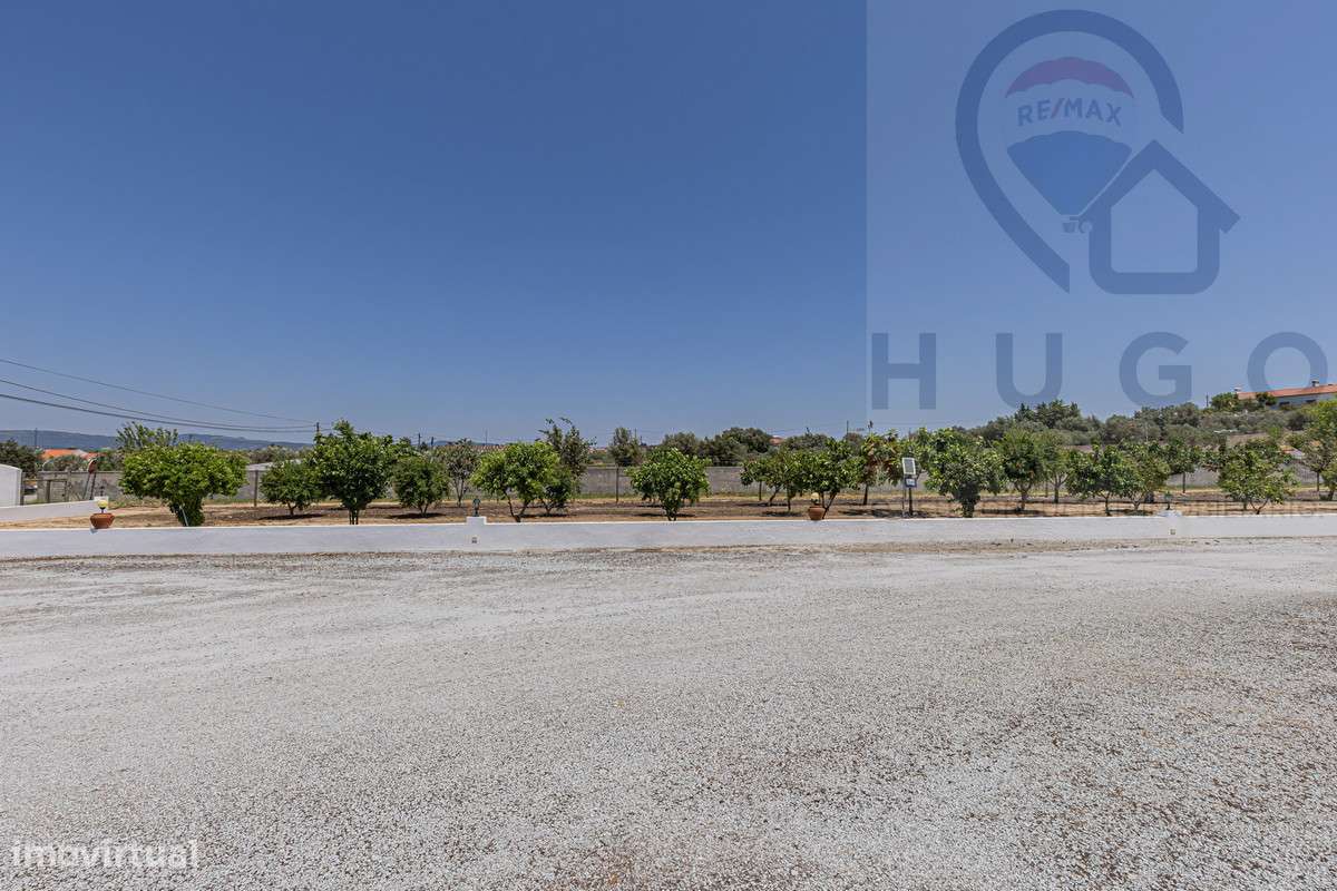 Quinta com 1,425 ha em Redondo-17