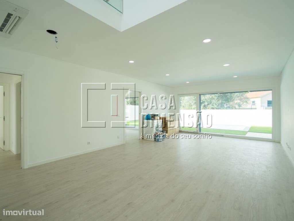 Moradia isolada de Arquitectura Moderna de tipologia T5 na zona da ... - Grande imagem: 3/60