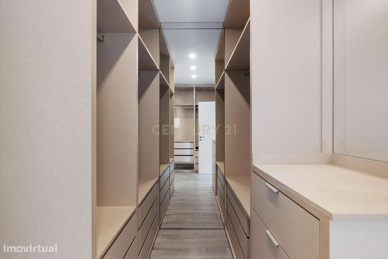 Moradia T4+1 em Famões: Luxo, Conforto e Vista Deslumbrante - Grande imagem: 1/60