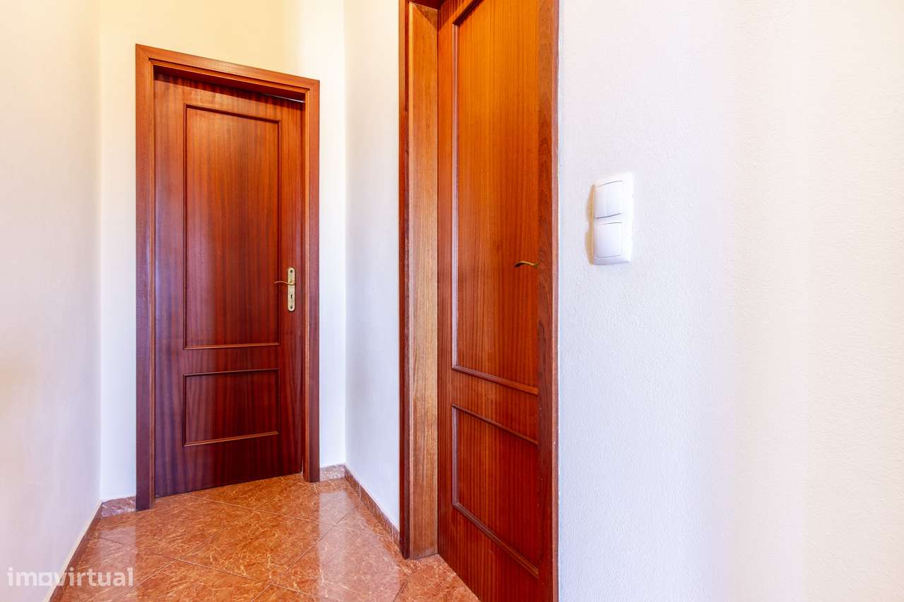 Moradia Bifamiliar com 2 Apartamentos T1 para Habitação e Rendimento-41