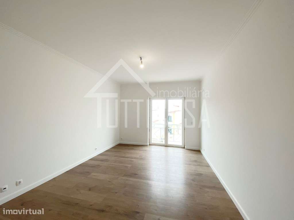 Moradia V3+1 totalmente remodelada na Ericeira-23