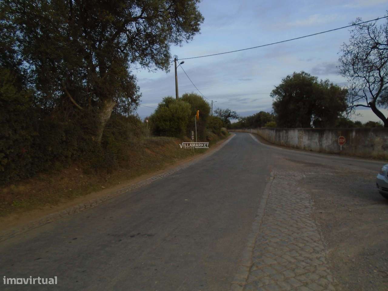 Terreno urbano com 21,8 hectares situado na ligação entre a A22 e o ce-24