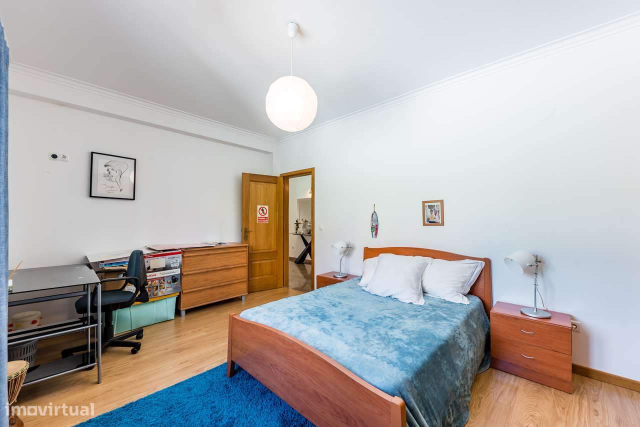 Moradia Isolada com 5 quartos| 2 Suite | Garagem e Sótão | 5m Metro-32