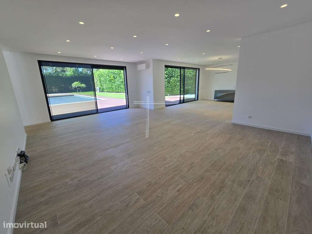 Moradia isolada T4, arquitetura contemporânea com garagem e piscina...-8