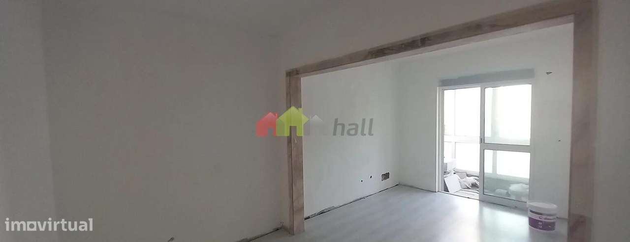 Apartamento T2 Renovado na Camarinha em Setúbal-5