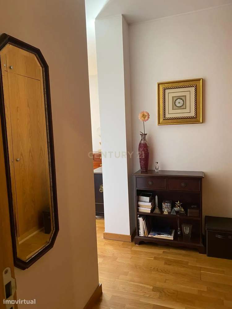 O Refúgio Perfeito em Telheiras – Luz, Conforto e Vista Desafogada-16