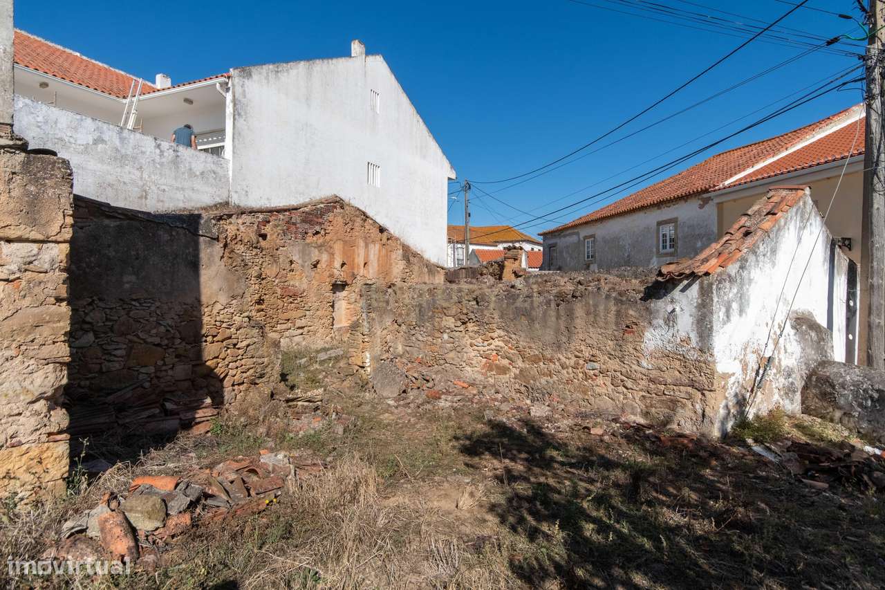 Prédio Urbano em Ruína em Labrugeira-13
