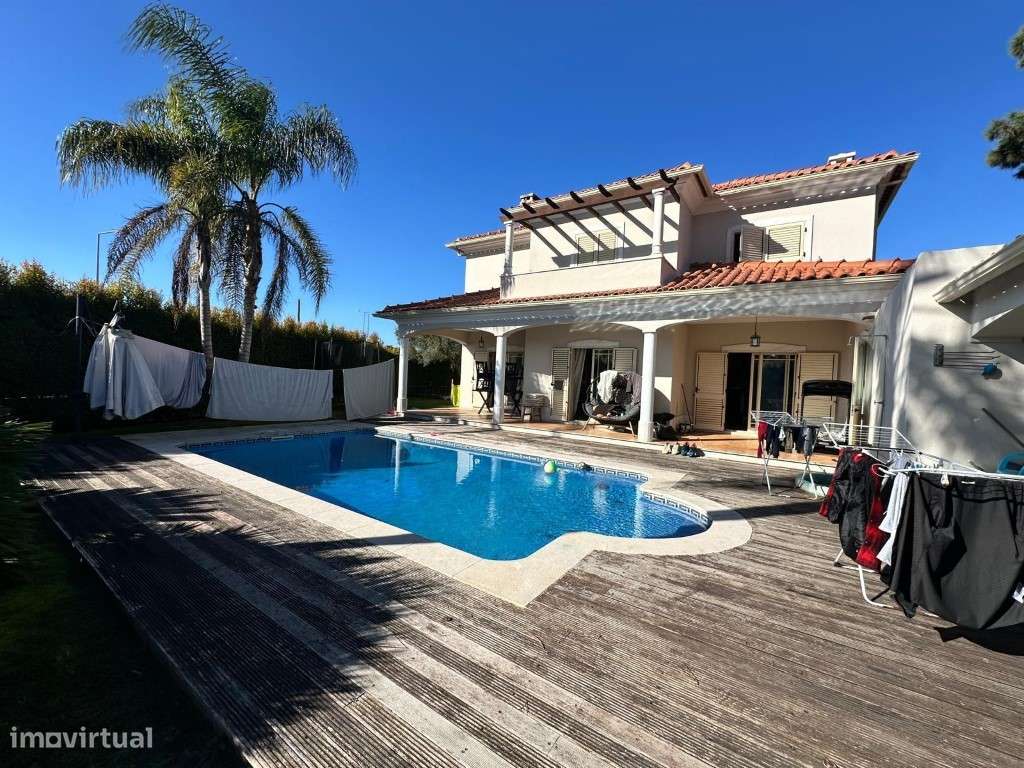 Vende-se Moradia V5 na Aroeira - Almada-22