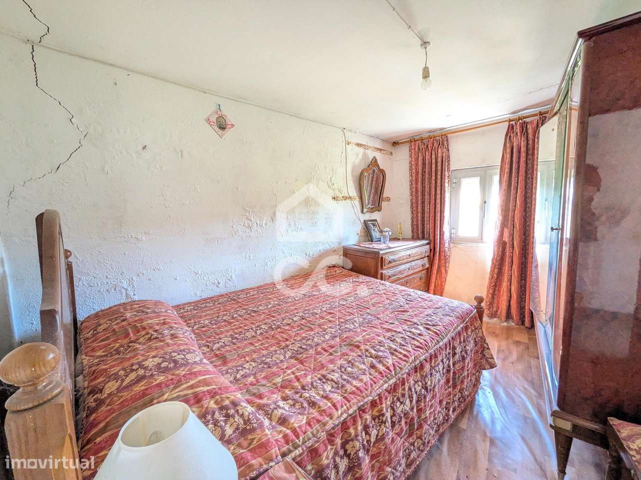 Oportunidade Única: Moradia para Restauro com Grande Potencial-5
