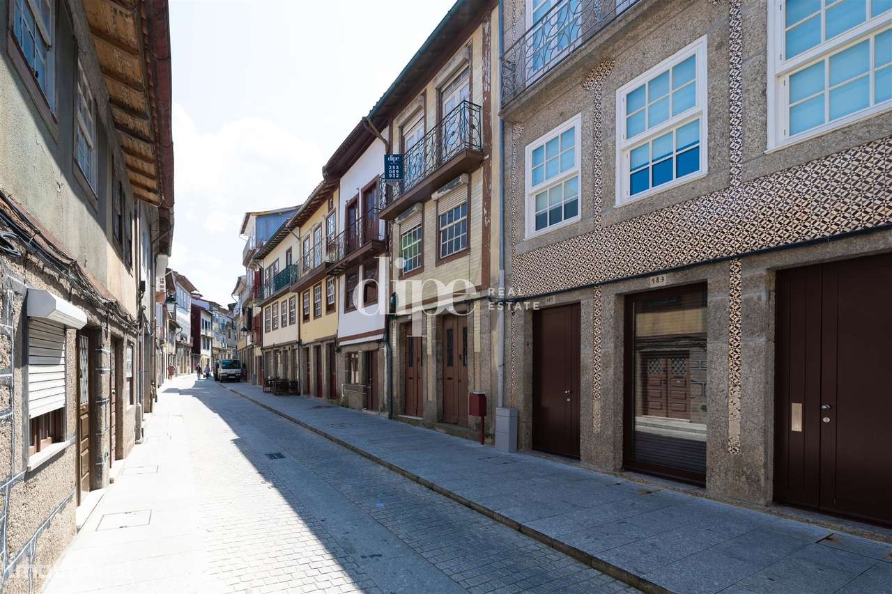 Prédio para restauro no centro de Guimarães - Grande imagem: 2/7