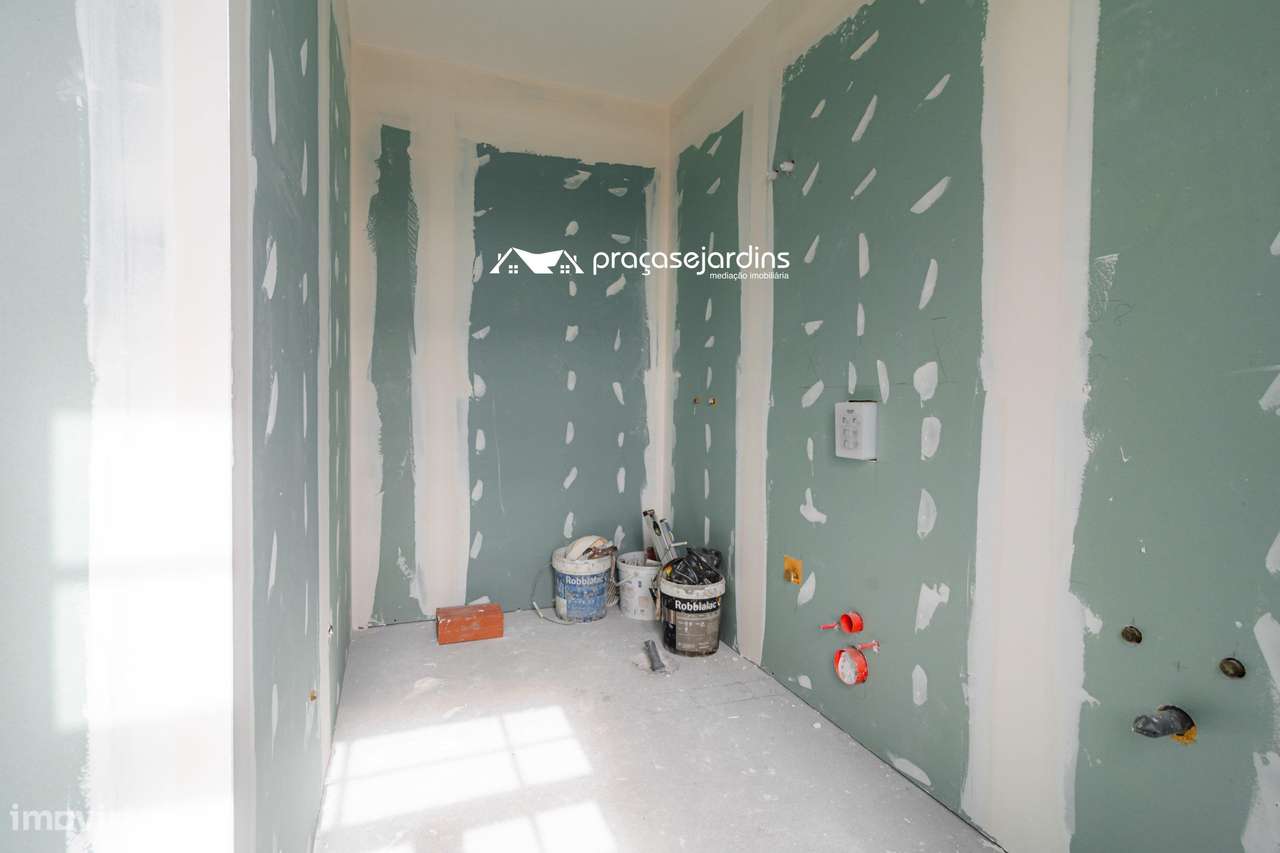 Moradia T3 com História, Conforto Moderno e Proximidade à Praia-11