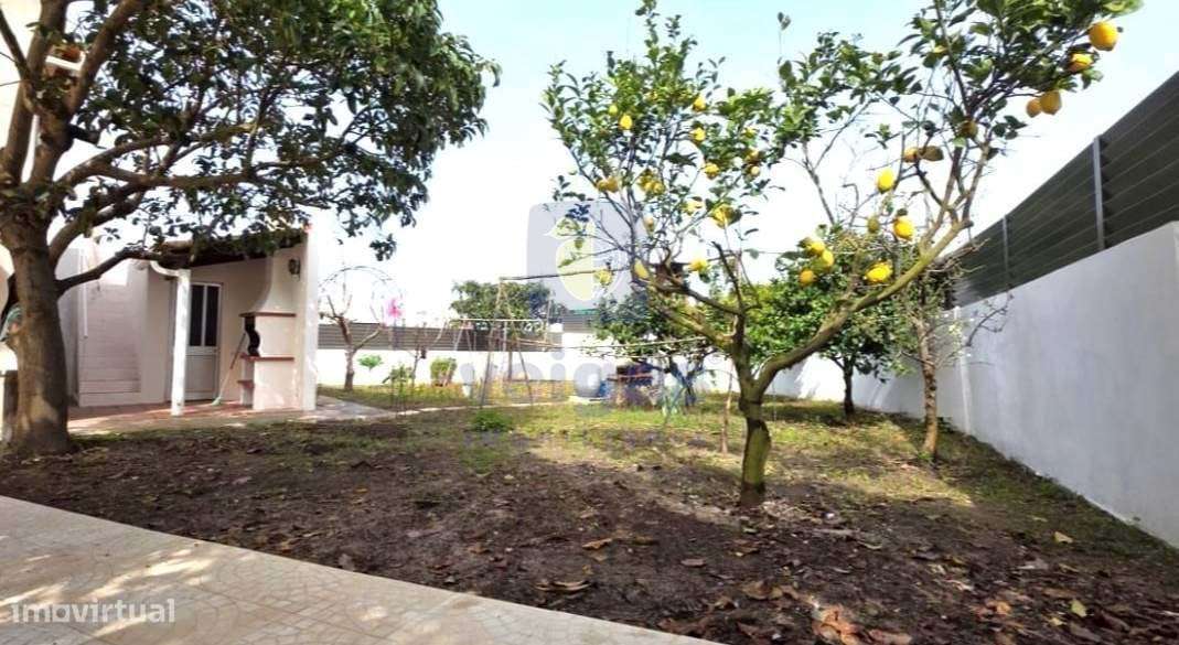 Moradia T5 com Jardim, Garagem e Sótão – A 2 Minutos das Caldas da Rai - Grande imagem: 4/36