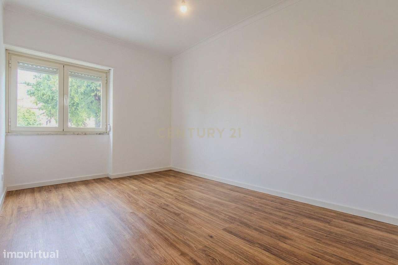 Apartamento originalmente T3, convertido em T2 (mas facilmente reversí-8