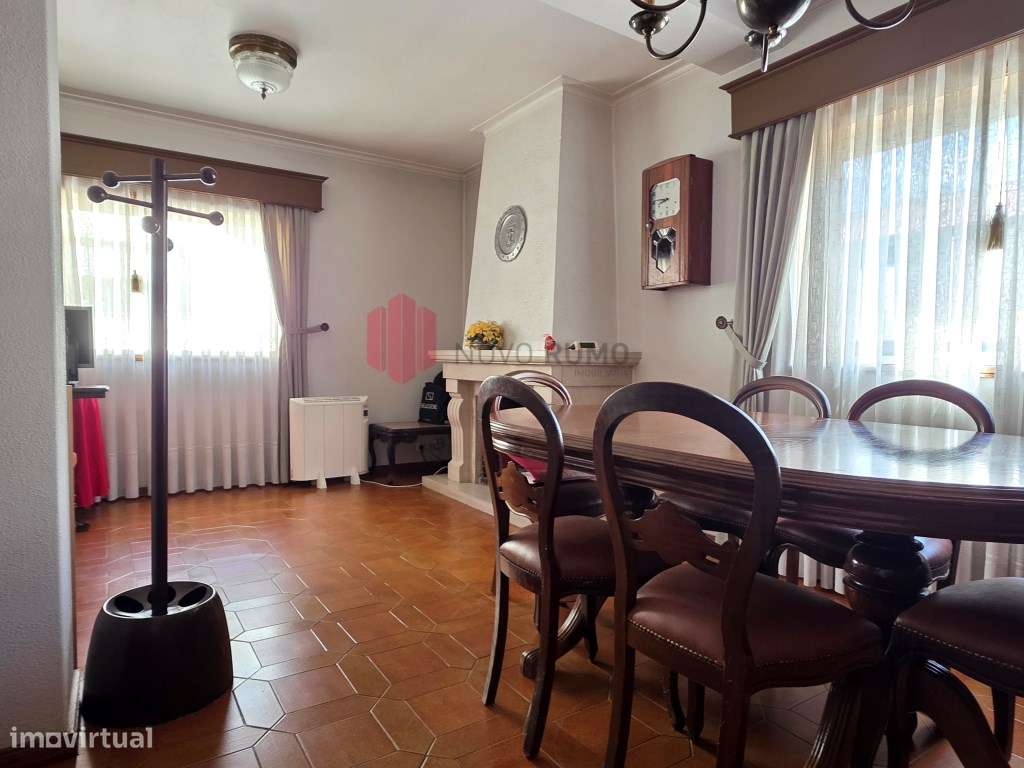 Moradia T3 de três frentes, com três pisos, anexos e garagem, inser...-6