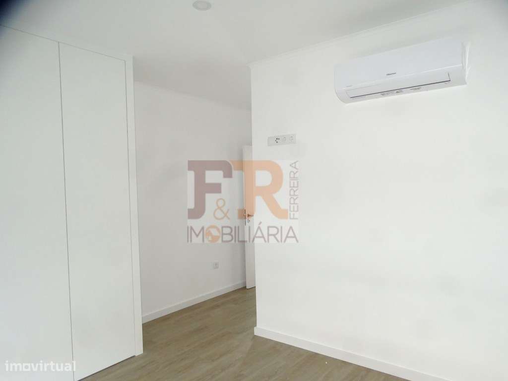 Moradia Geminada Triplex T3+1 com Cave Fernão Ferro-16