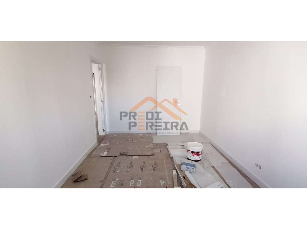 Apartamento T3 totalmente remodelado - Santo António dos Cavaleiros...-15