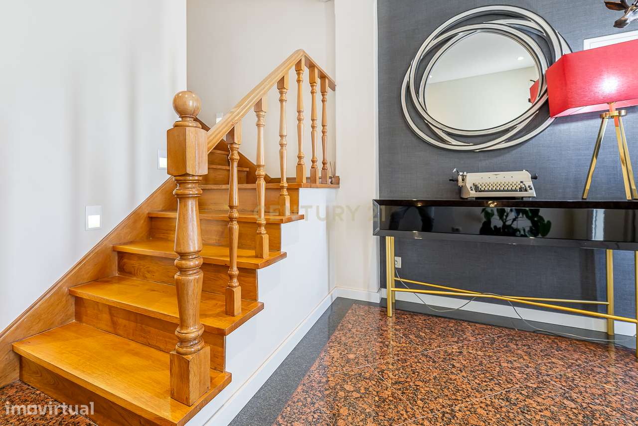 Moradia de Luxo T4 com Piscina e Jardim em Alvalade-25