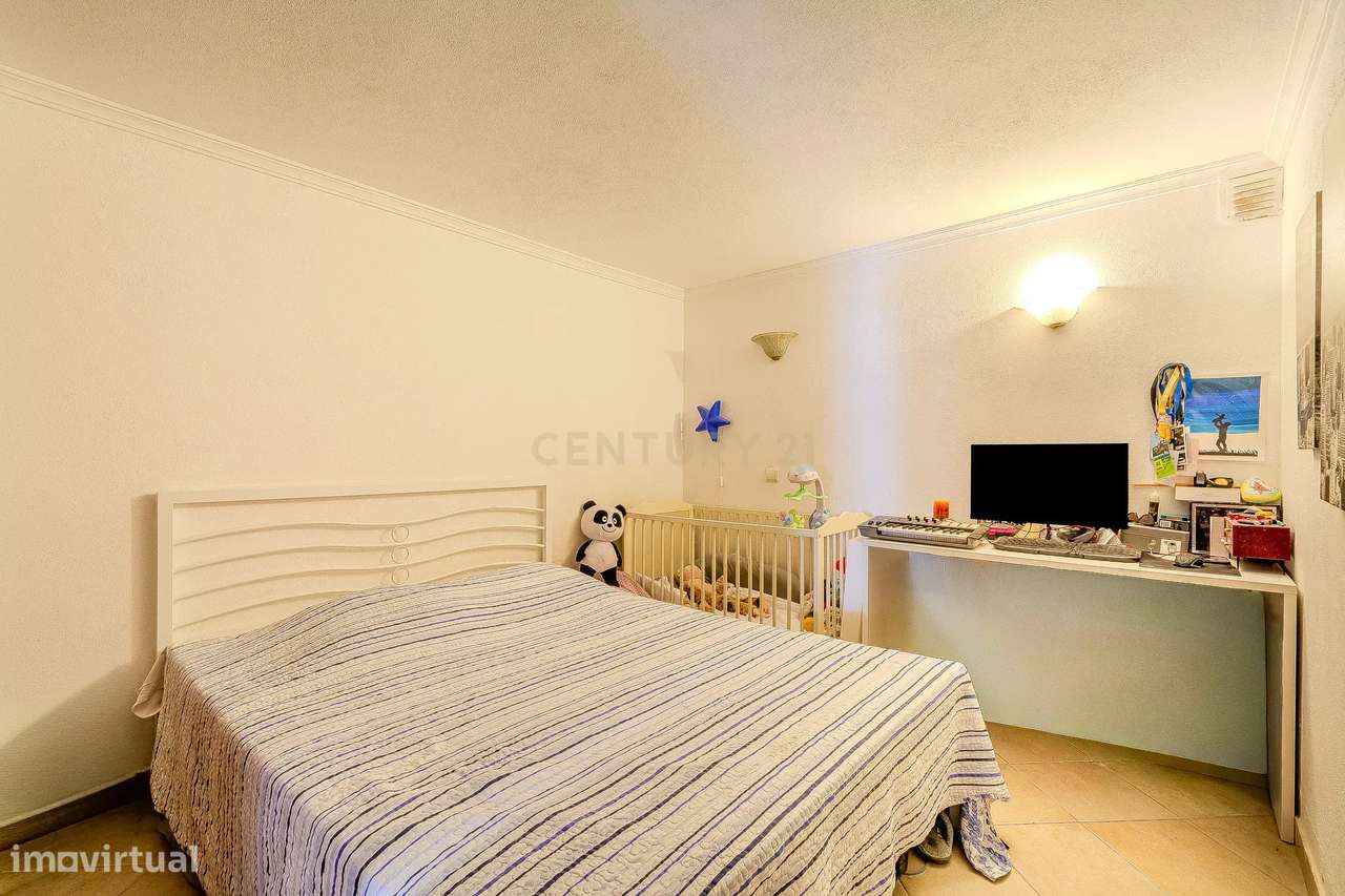 Moradia T2 Geminada C/ 2 Apartamentos Independentes e 238 M2 de Área E-46