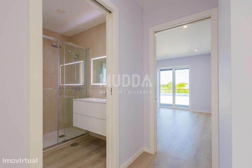Moradia T4 com Design Contemporâneo e Acabamentos Premium-14