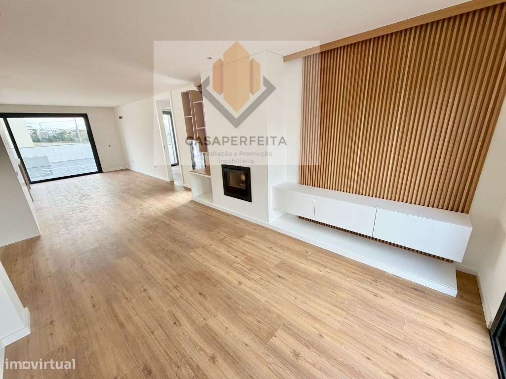 Moradia T3+1 com Terraço e Piscina - a 1000 metros da Praia da Mada...-1