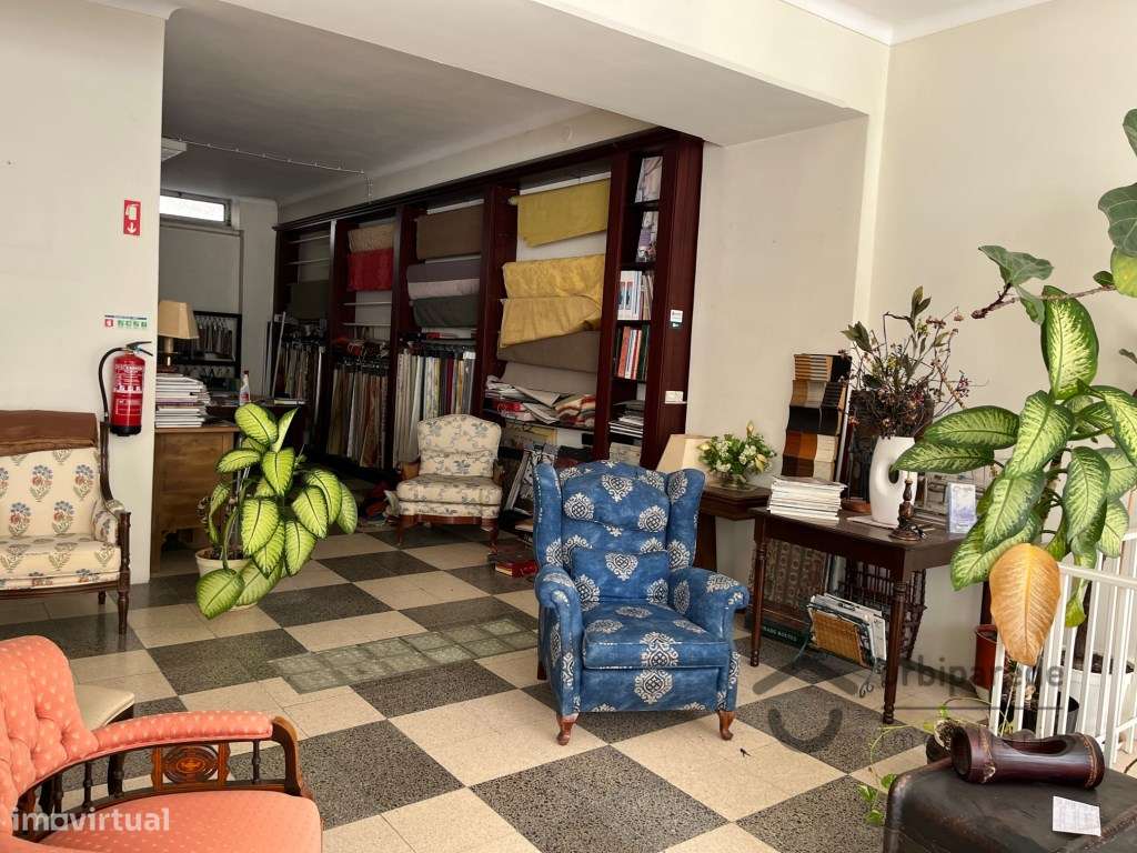 Loja em Oeiras com 400m2, com dois pisos, disponível.-9