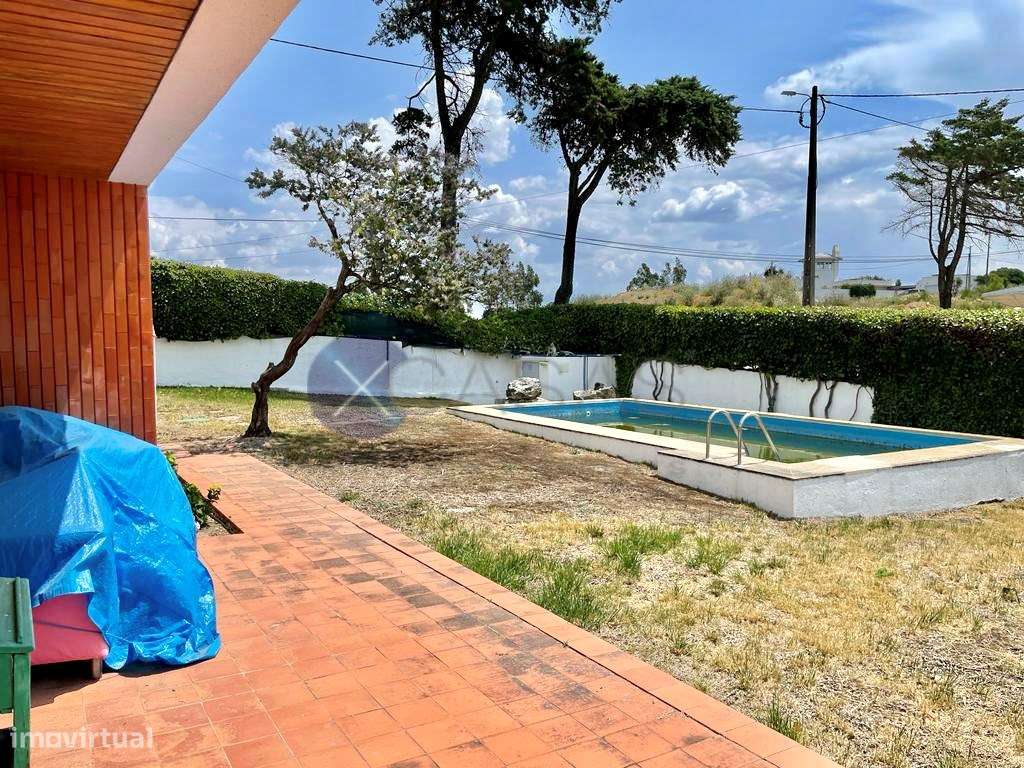 Moradia para remodelação, situada em Albarraque.-1