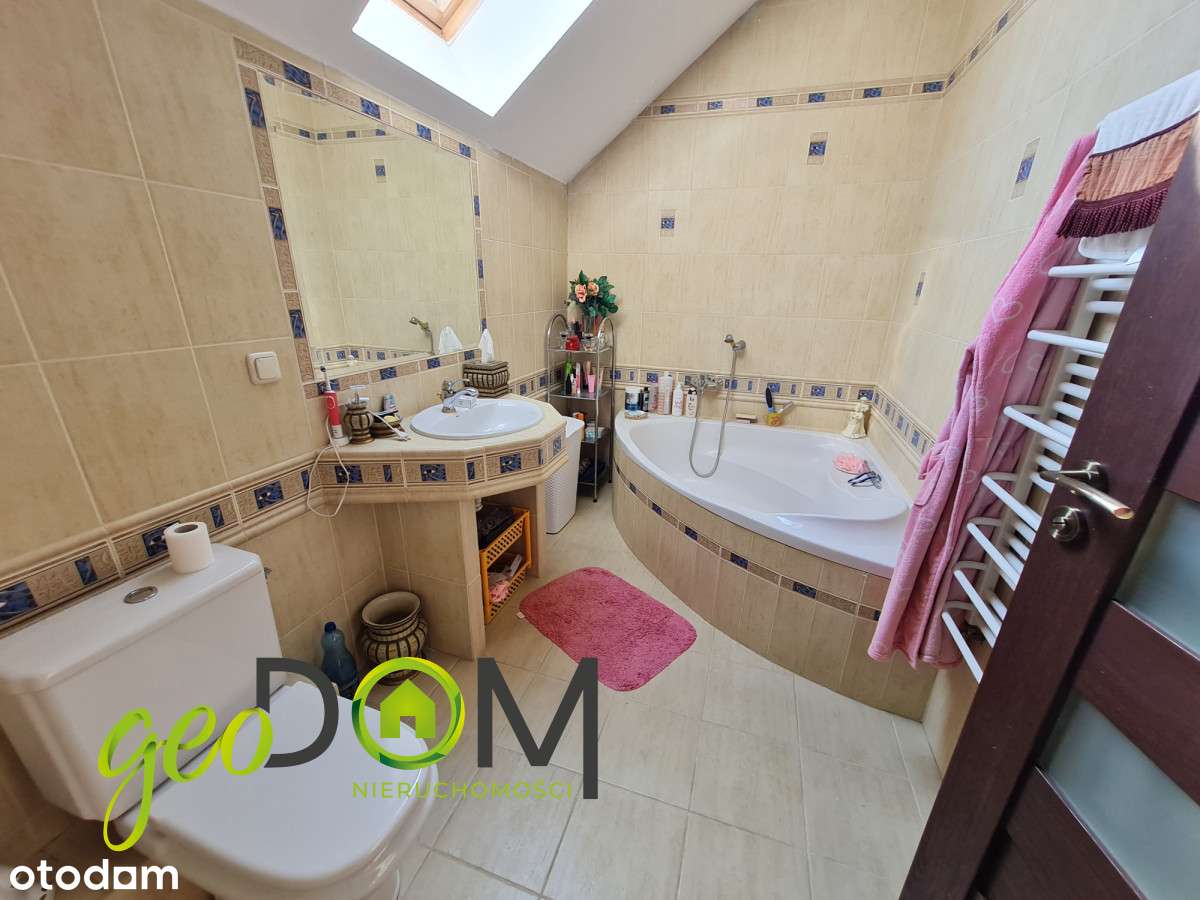 Przestronny dom o ciekawej bryle na dużej działce.-4