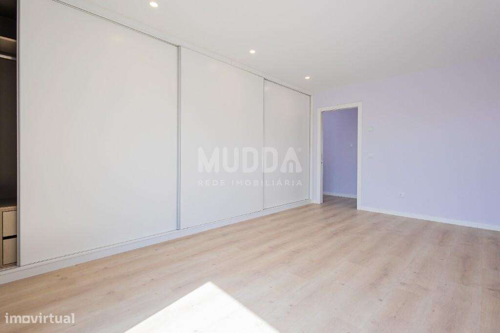 Moradia T4 com Design Contemporâneo e Acabamentos Premium-17