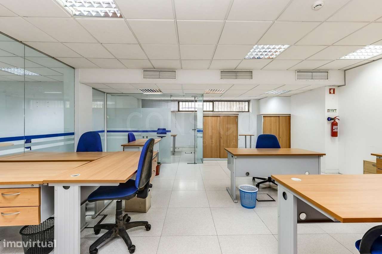 Escritório, loja e armazém com 550 m² em Linda-a-Velha, pronto a funci-24