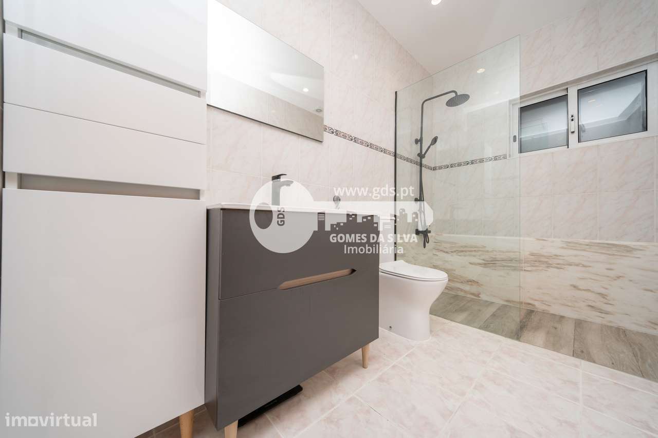 Moradia T3 com estabelecimento comercial em Dume, Braga-13