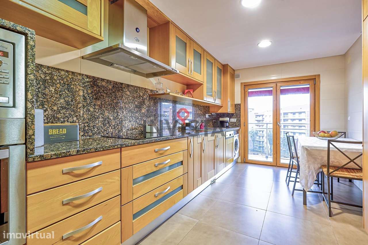 T3 com varanda e box dupla na Urbanização da Malvarosa-11