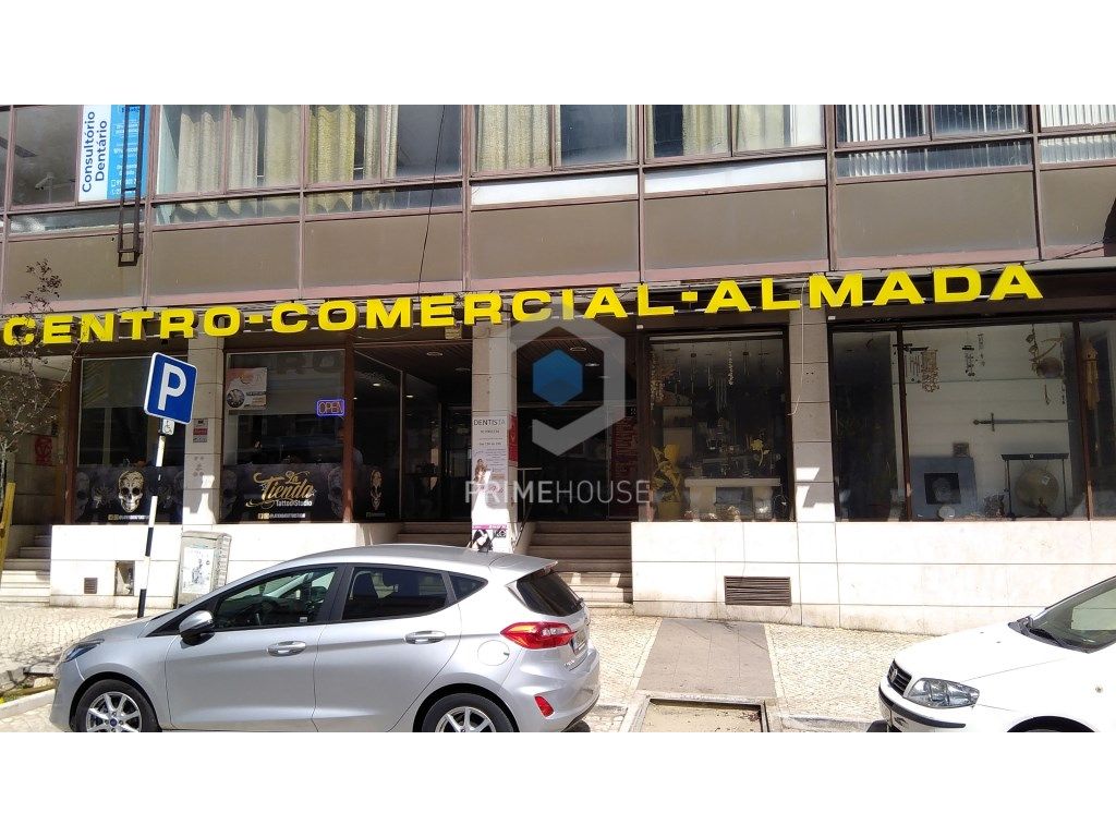 Loja para escritório situada no Centro Comercial de Almada