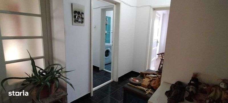 Vand apartament extra spatios, cu garaj - Imagine principală: 4/7