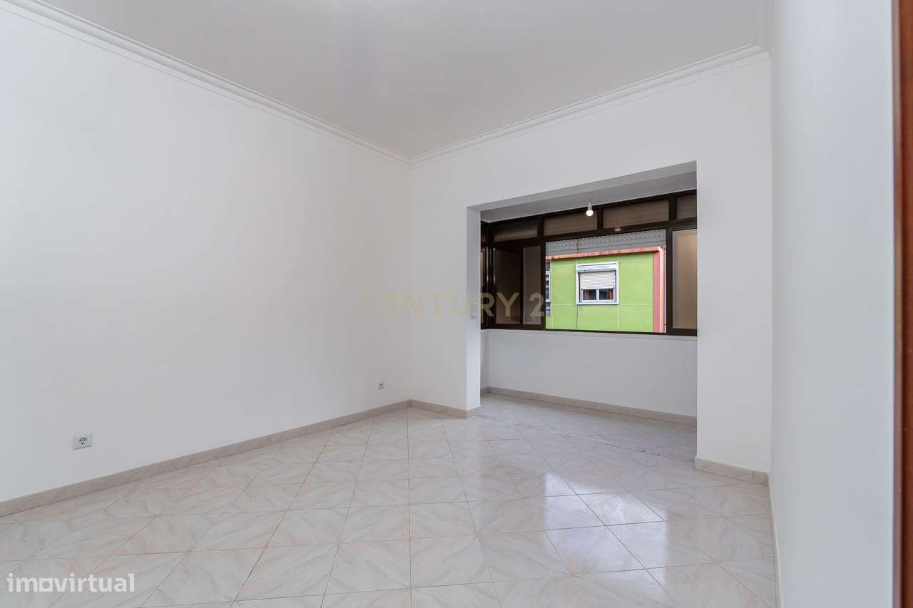 Maravilhoso T1 Remodelado | Moscavide | Excelente Exposição Solar-2