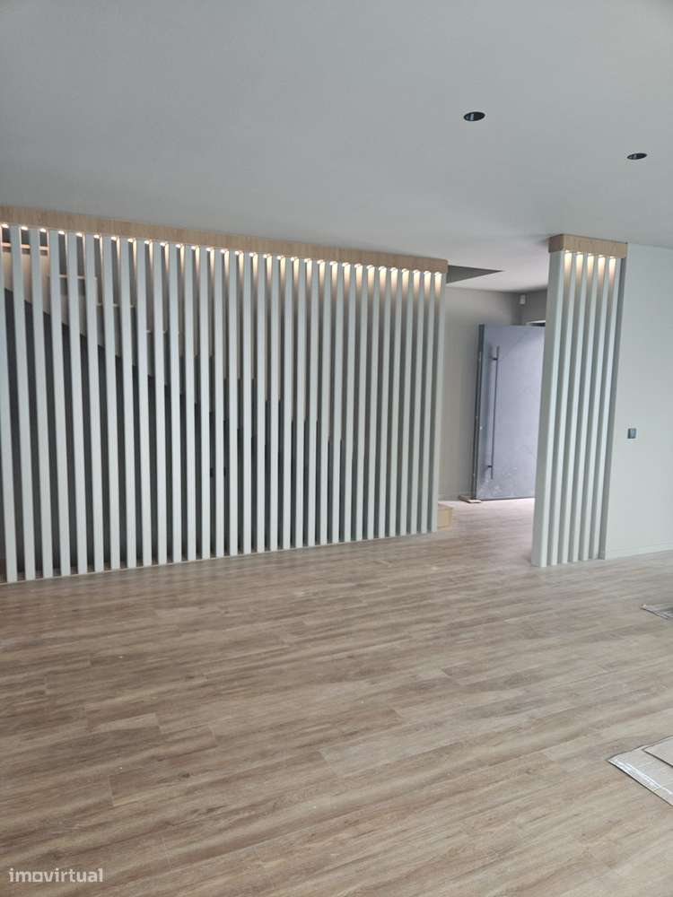 Moradia T4 com Piscina e Jardim-11