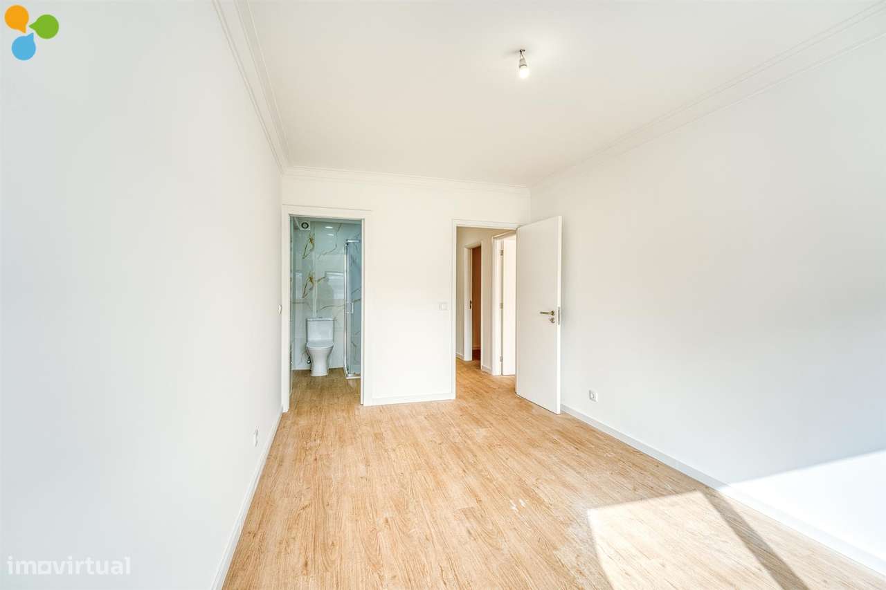 T2+1 Renovado com Varandas e Lugar de Garagem | Próximo da Rotunda da-19