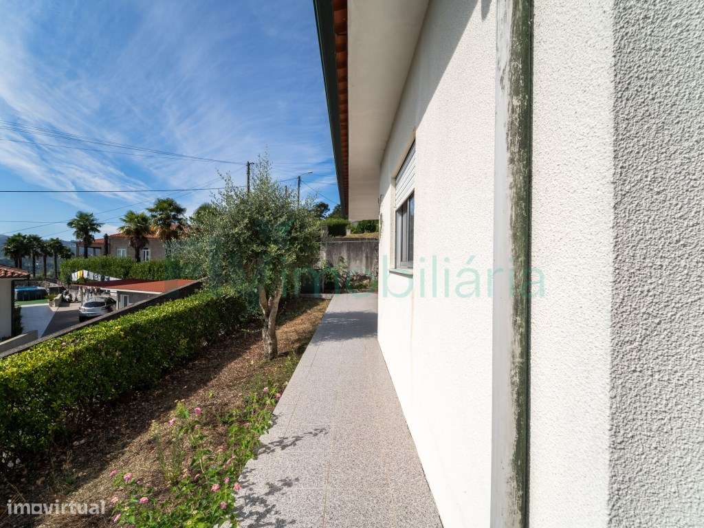 MORADIA TÉRREA COM GRANDE POTENCIAL | GARAGEM E JARDIM-25