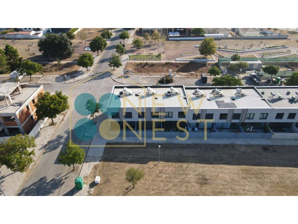 Moradia T3+1 em Banda como Nova com pátio e Vista Castelo de Palmel...-58