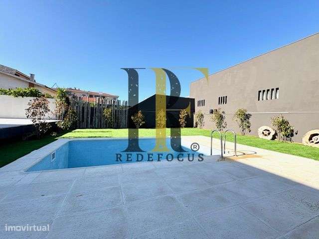 Moradia T4 de Luxo com Piscina e Jardim em Esmoriz-54