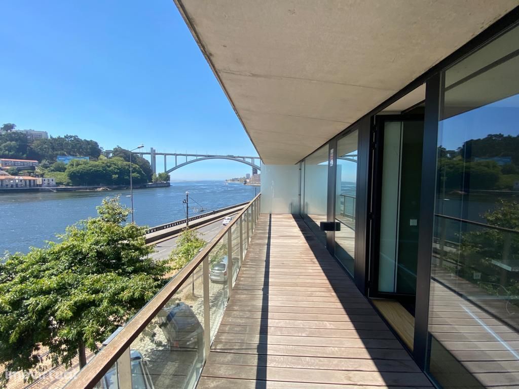T3 com 20m2 de varanda a sul com vista rio para o Rio Douro-Porto