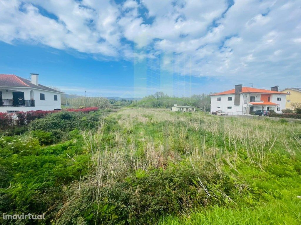 Terreno urbanizável junto à EN13 em Gondarém