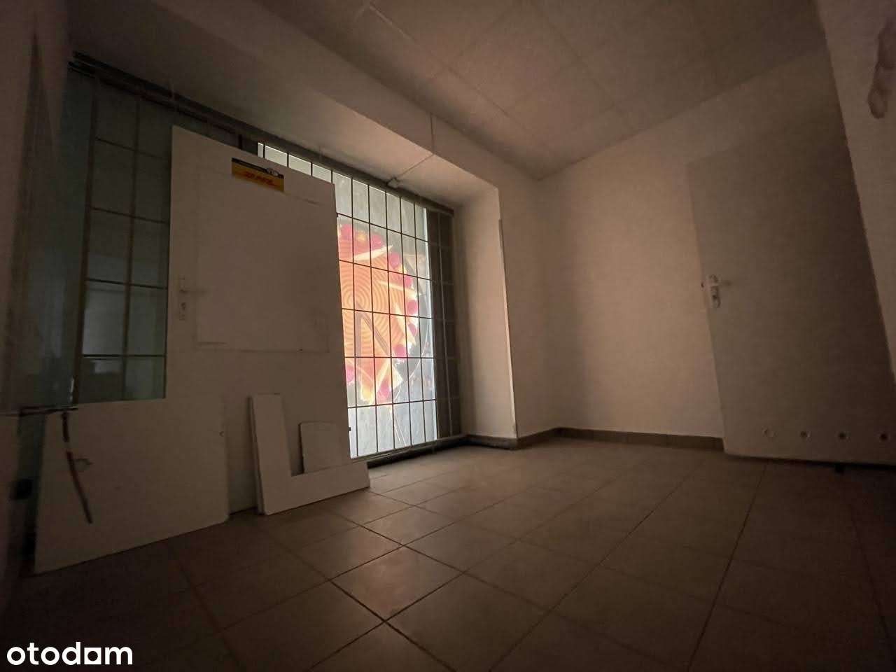 Lokal z witryną  od ulicy, osiedle Francuska Park - 75 m2 z halą garaż-5