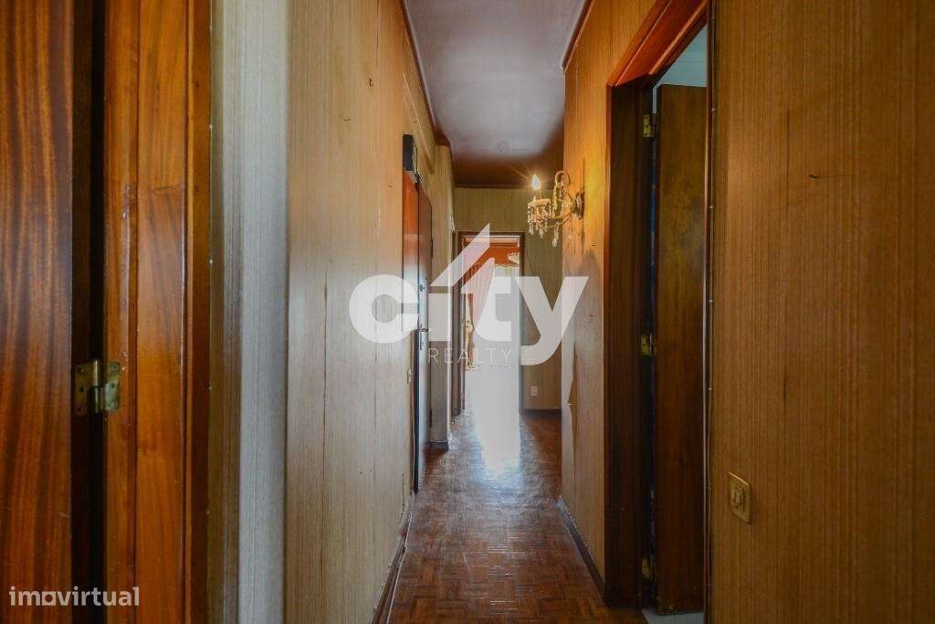 Apartamento T3 para remodelar situado na prestigiada Urbanização da Po-25