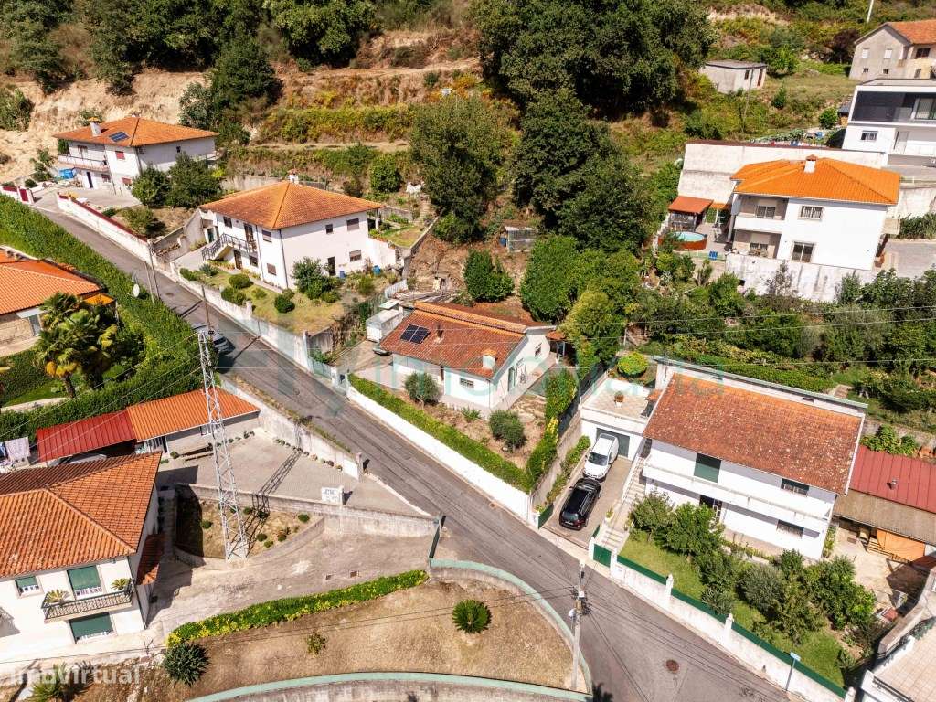 MORADIA TÉRREA COM GRANDE POTENCIAL | GARAGEM E JARDIM-5
