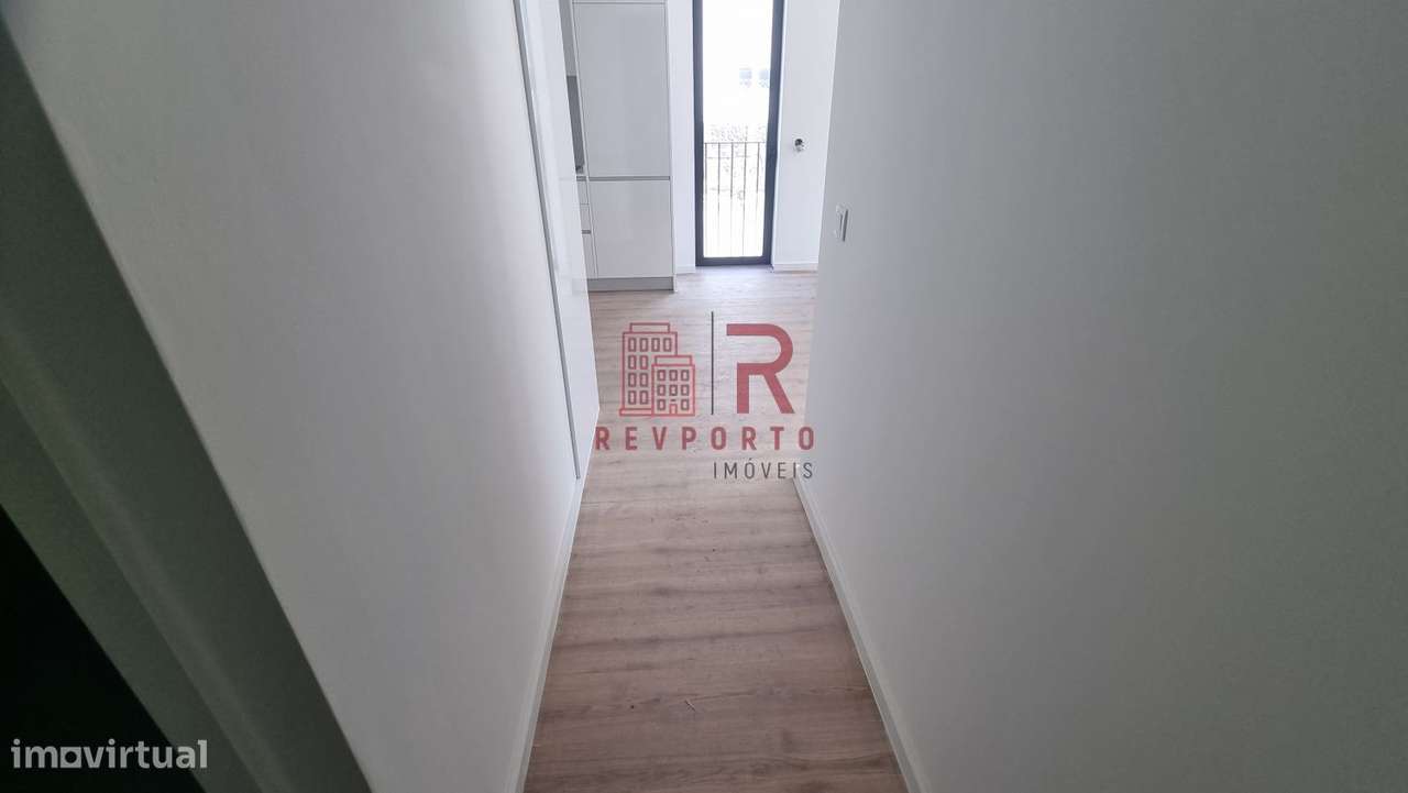 Apartamento T2, com 2 suítes, varanda, jardim e garagem-36