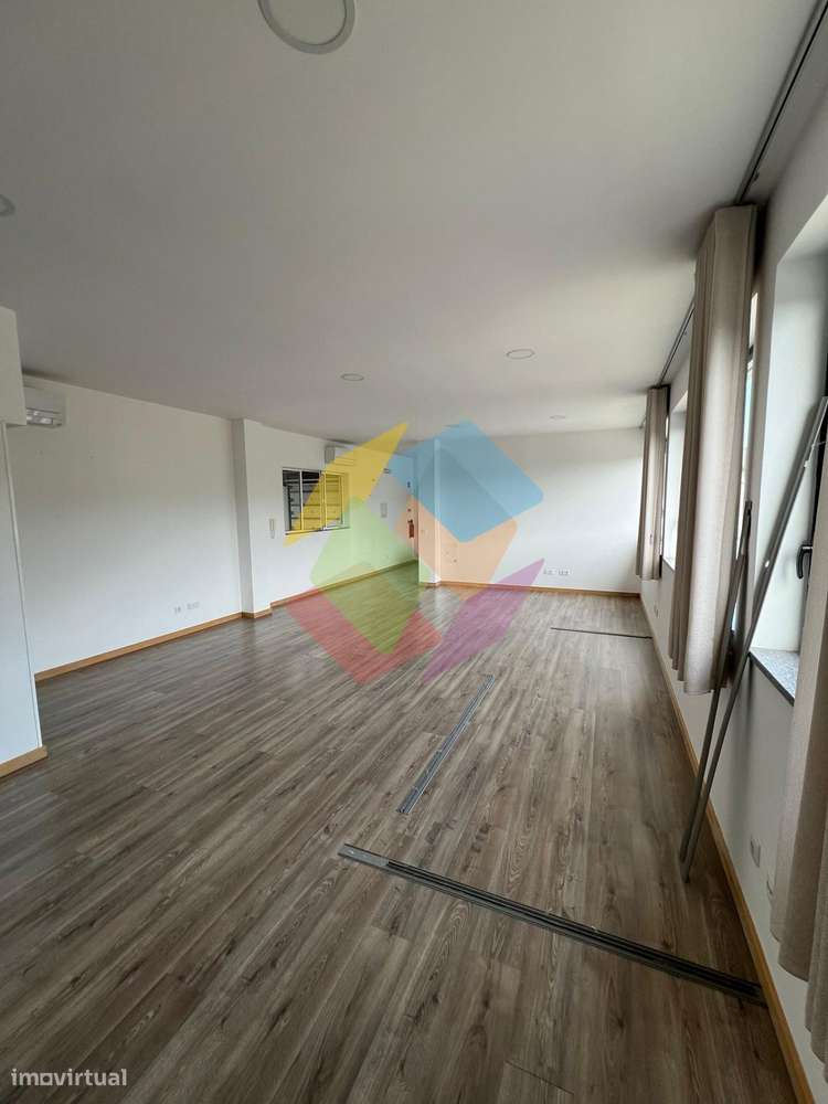 Pavilhão Empresarial Pronto a Utilizar – Fiães!-12